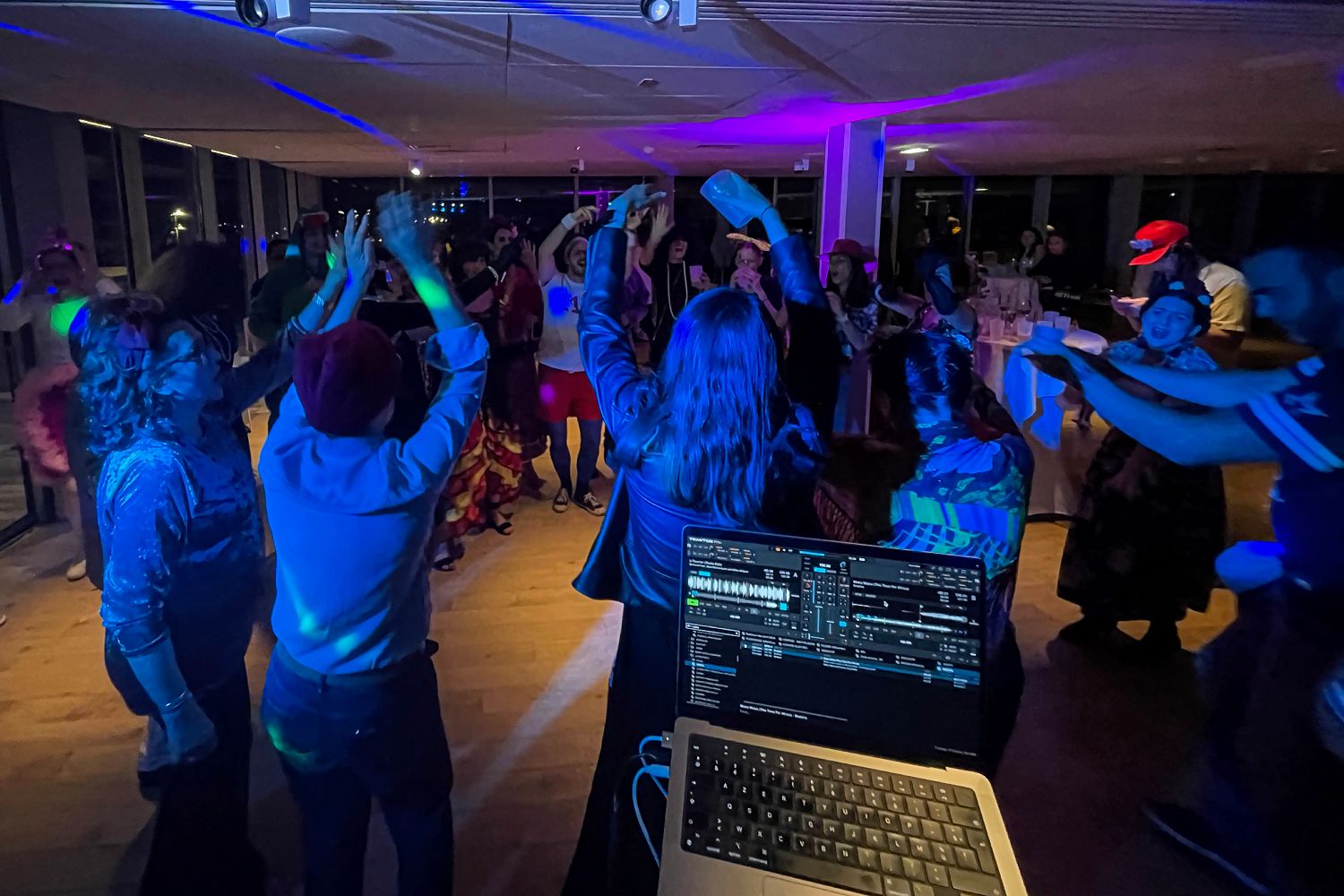 Mise en ambiance lumières et animation DJ réussiées pour ce séminaire dans un hôtel 4 étoiles du quartier du Bassin à Flots à Bordeaux, Gironde