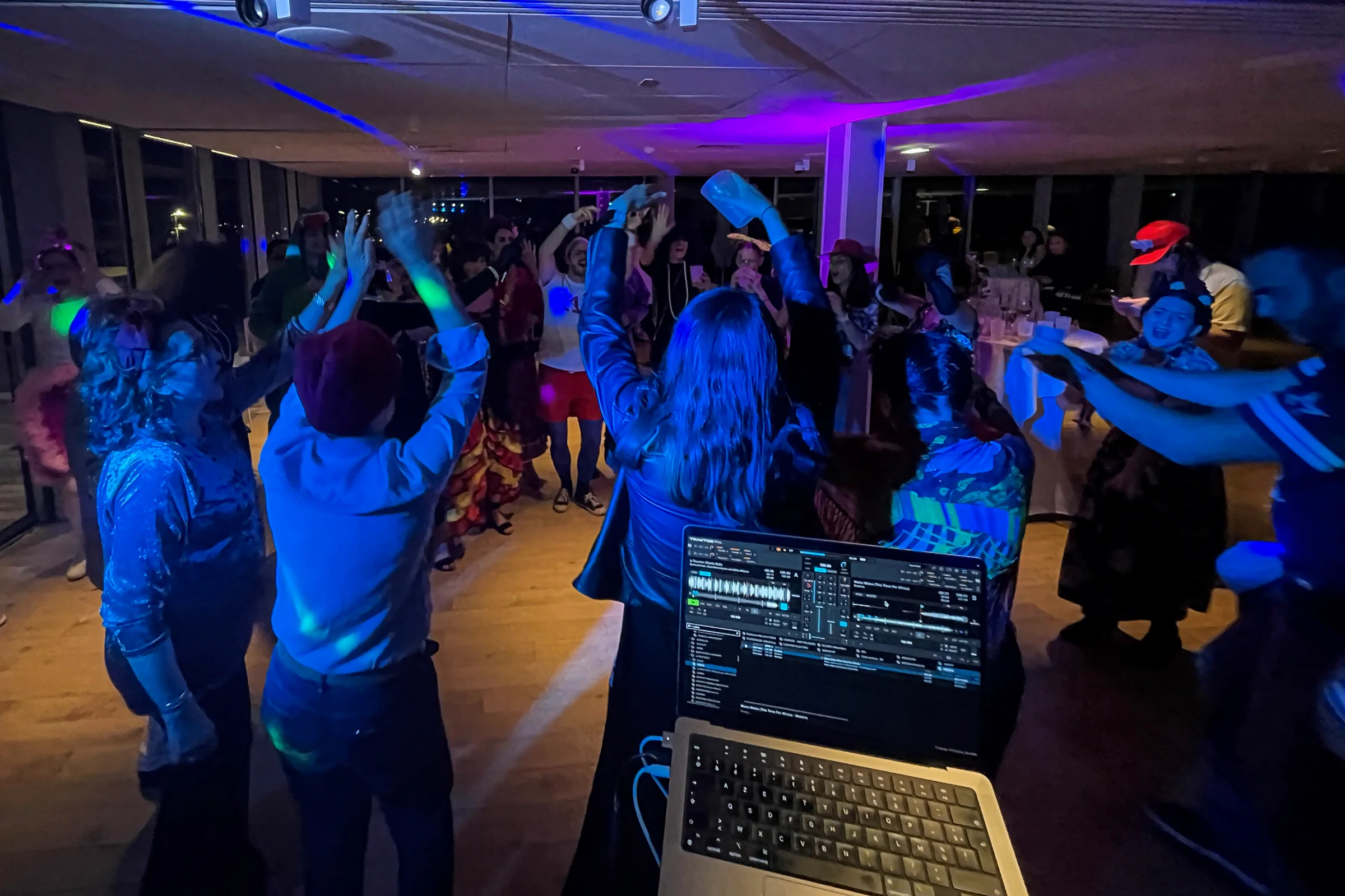 Mise en ambiance lumières et animation DJ réussiées pour ce séminaire dans un hôtel 4 étoiles du quartier du Bassin à Flots à Bordeaux, Gironde
